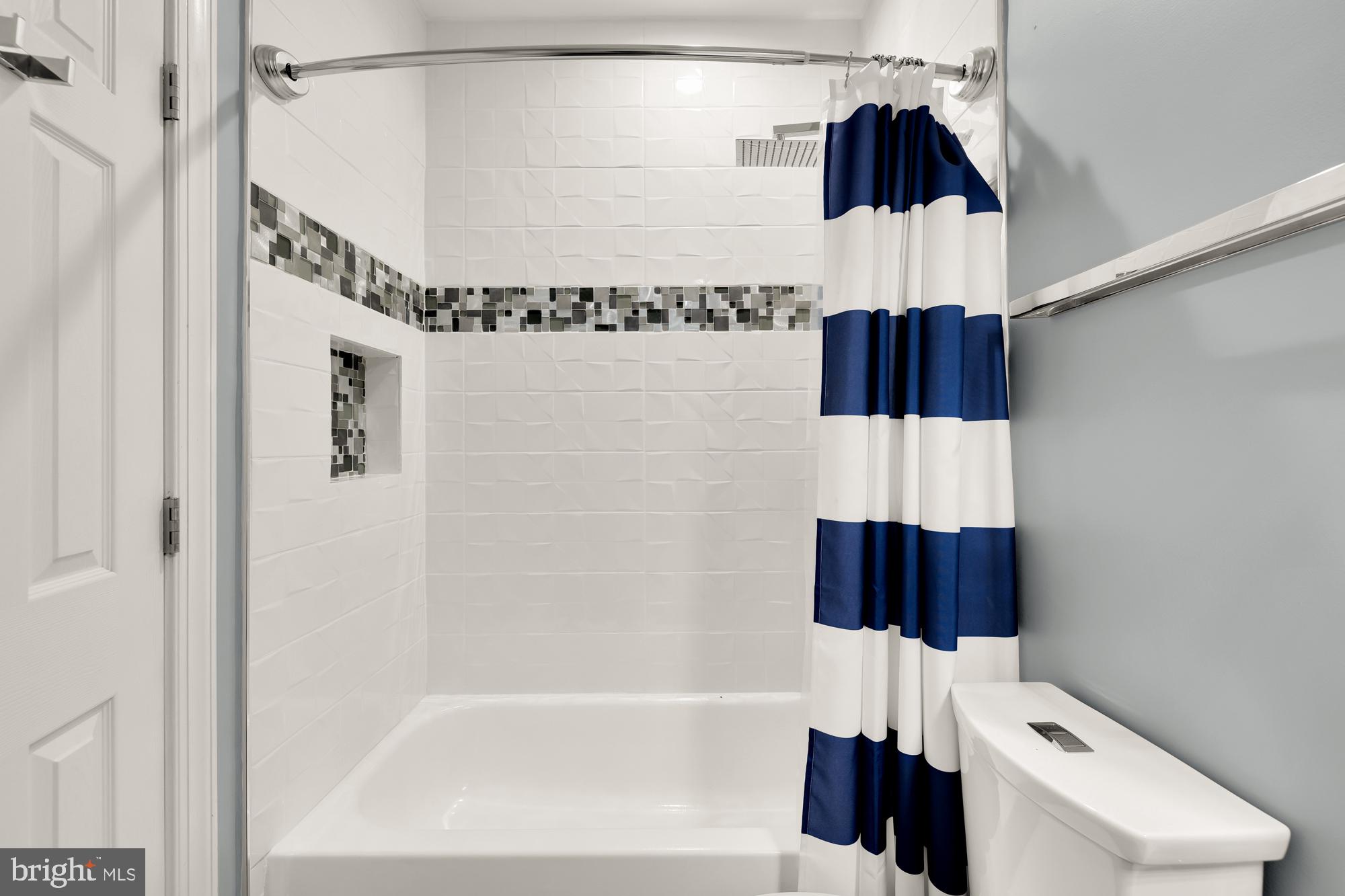 19109 Peale Lane Leesburg, VA 20175 - Photo 74 of 135 a bathroom with a bathtub and shower