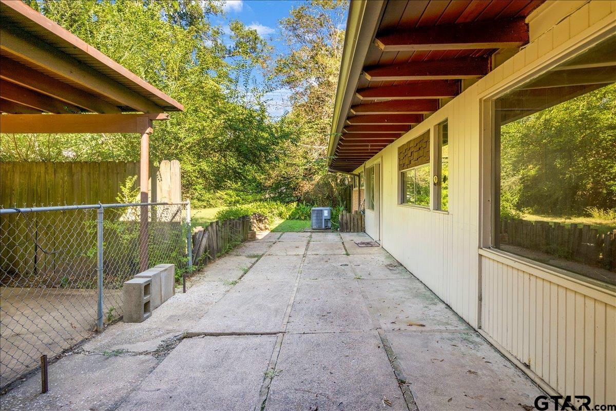 904 East Dulse Street Tyler, TX 75701 - Photo 22 of 27 a view of a porch