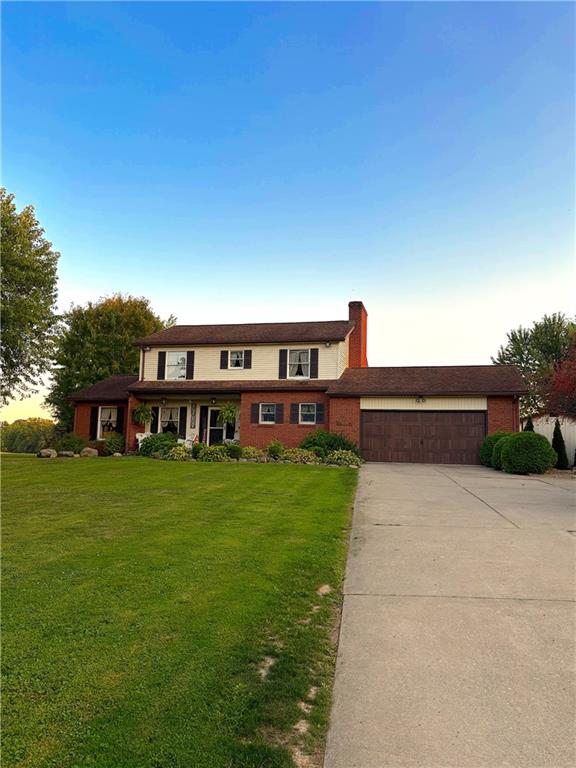 a view of a house with backyard