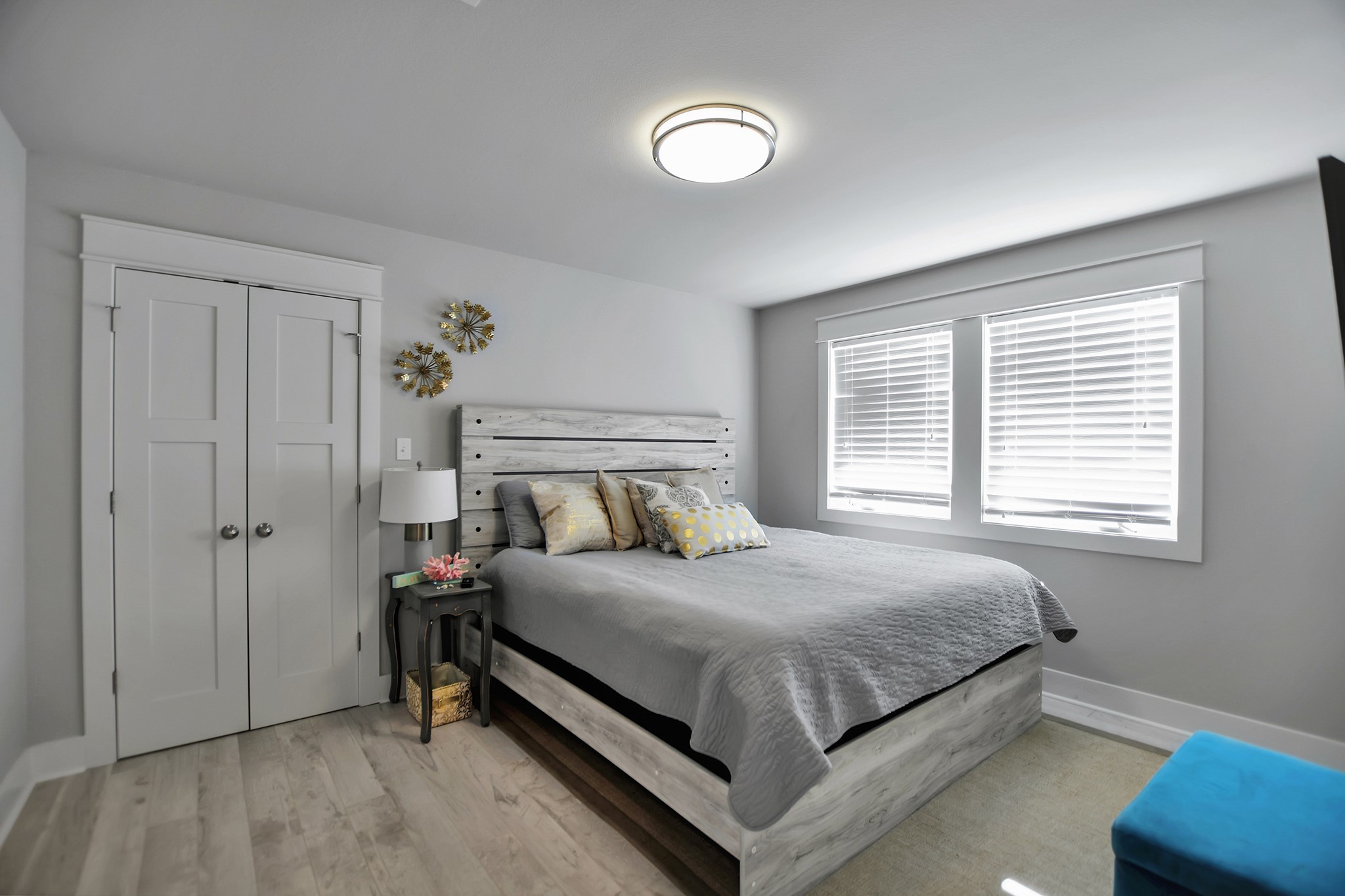 2570 Tide Road Port Bolivar, TX 77650 - Photo 39 of 50 a bedroom with a bed lamp and window