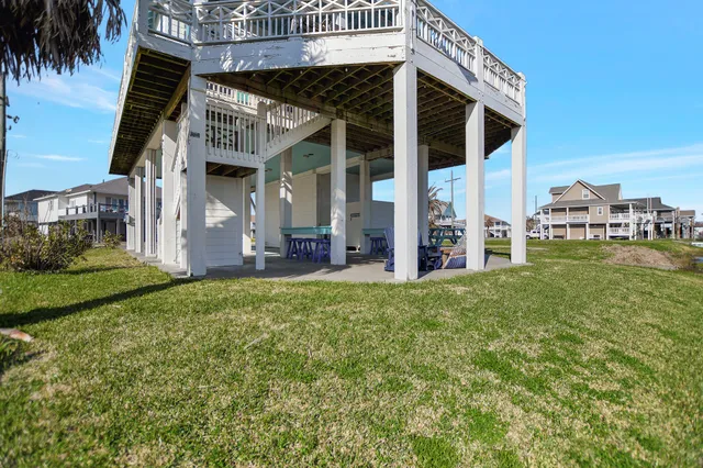 a view of a house with backyard and porch
