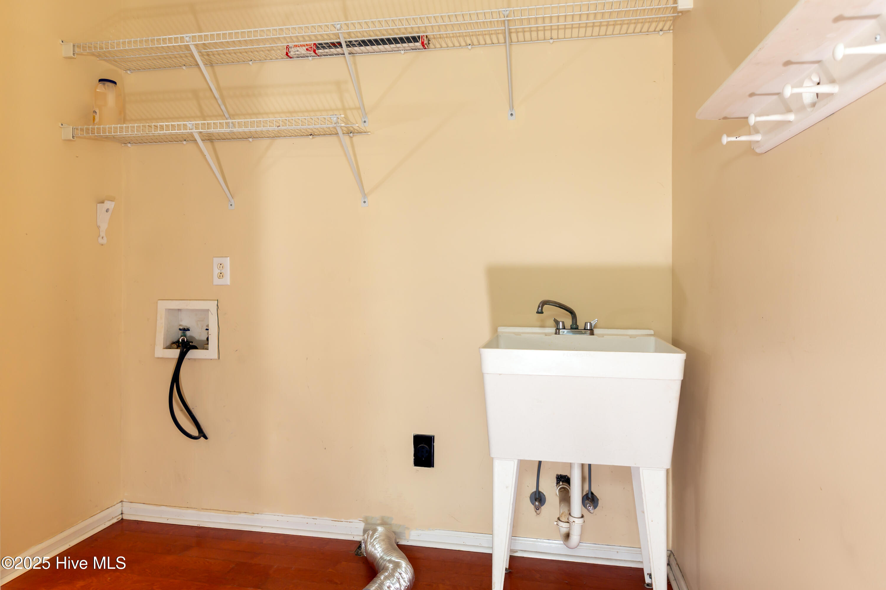 571 Deer Run Road New Bern, NC 28562 - Photo 14 of 25 Laundry Room