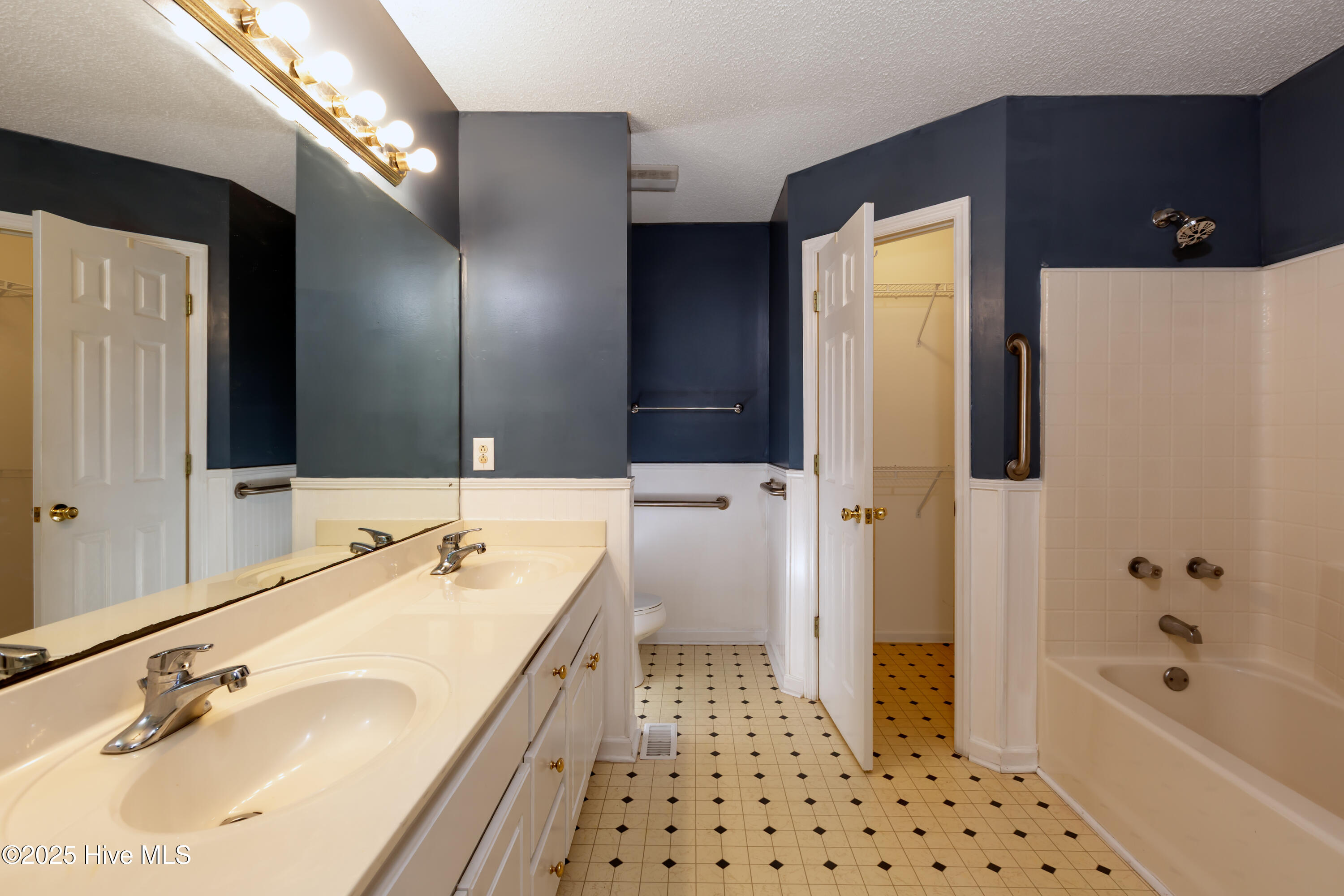 571 Deer Run Road New Bern, NC 28562 - Photo 7 of 25 Master Bathroom