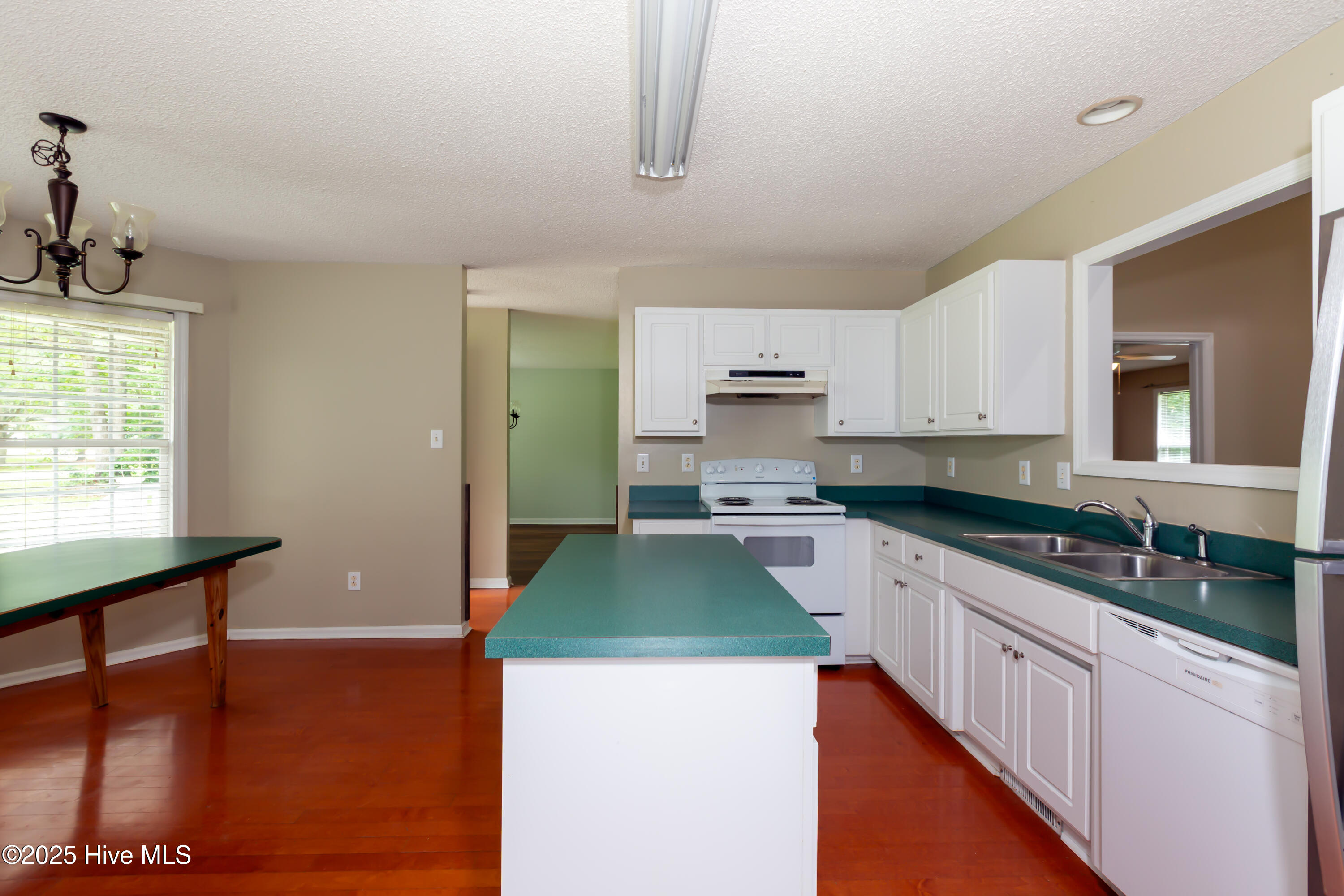 571 Deer Run Road New Bern, NC 28562 - Photo 8 of 25 Kitchen with Island