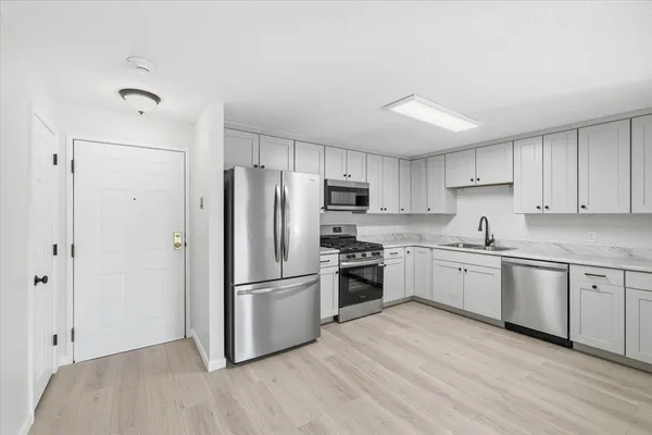 $250,000 | 4 Knights Bridge Drive, Unit 206, Nashua, NH 03063