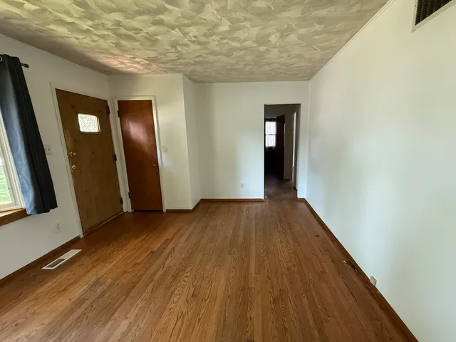 $260,000 | 29 Roslyn Road, Westmont, IL 60559