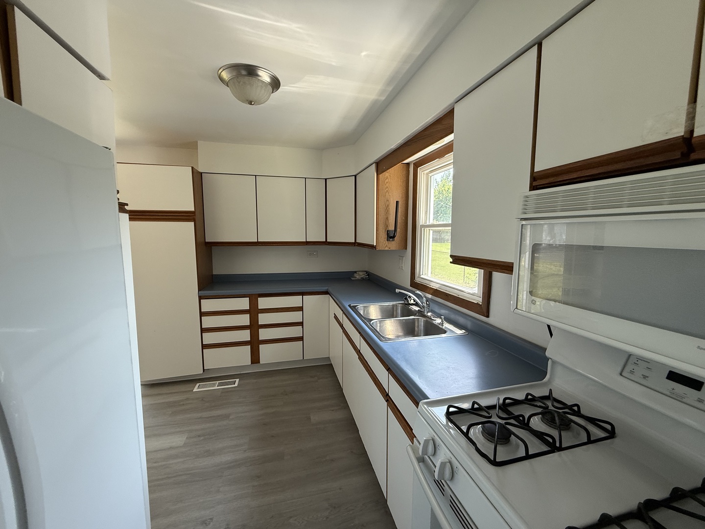 29 Roslyn Road Westmont, IL 60559 - Photo 5 of 11 a kitchen with a stove and a refrigerator
