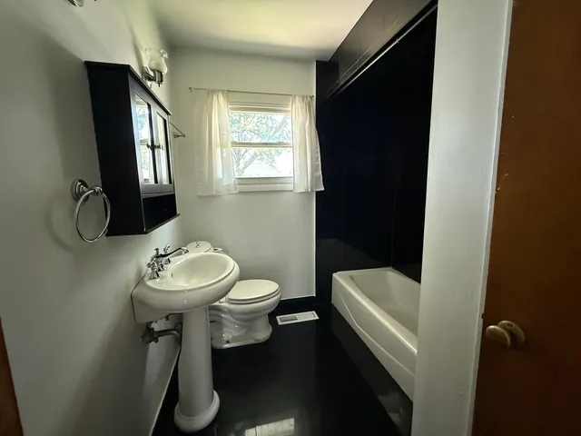 $260,000 | 29 Roslyn Road, Westmont, IL 60559