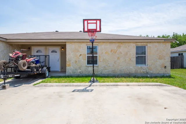 $1,250 | 7642 Oak Chase, San Antonio, TX 78239