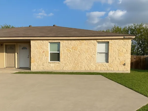 $1,250 | 7642 Oak Chase, San Antonio, TX 78239
