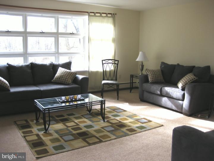 1754 Old York Road Warminster, PA 18974 - Photo 4 of 16 Living Room
