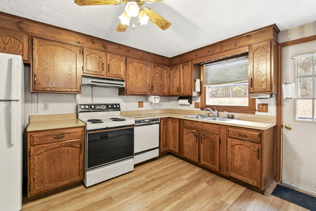 25 Prentice Road Northbridge, MA 01588 - Photo 7 of 32