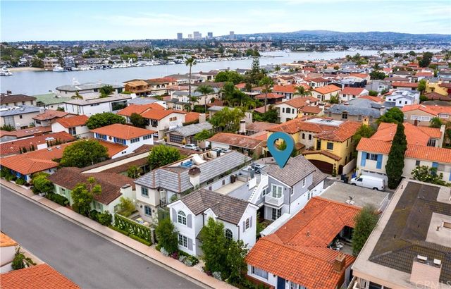 $3,300,000 | 208 Via Orvieto, Newport Beach, CA 92663