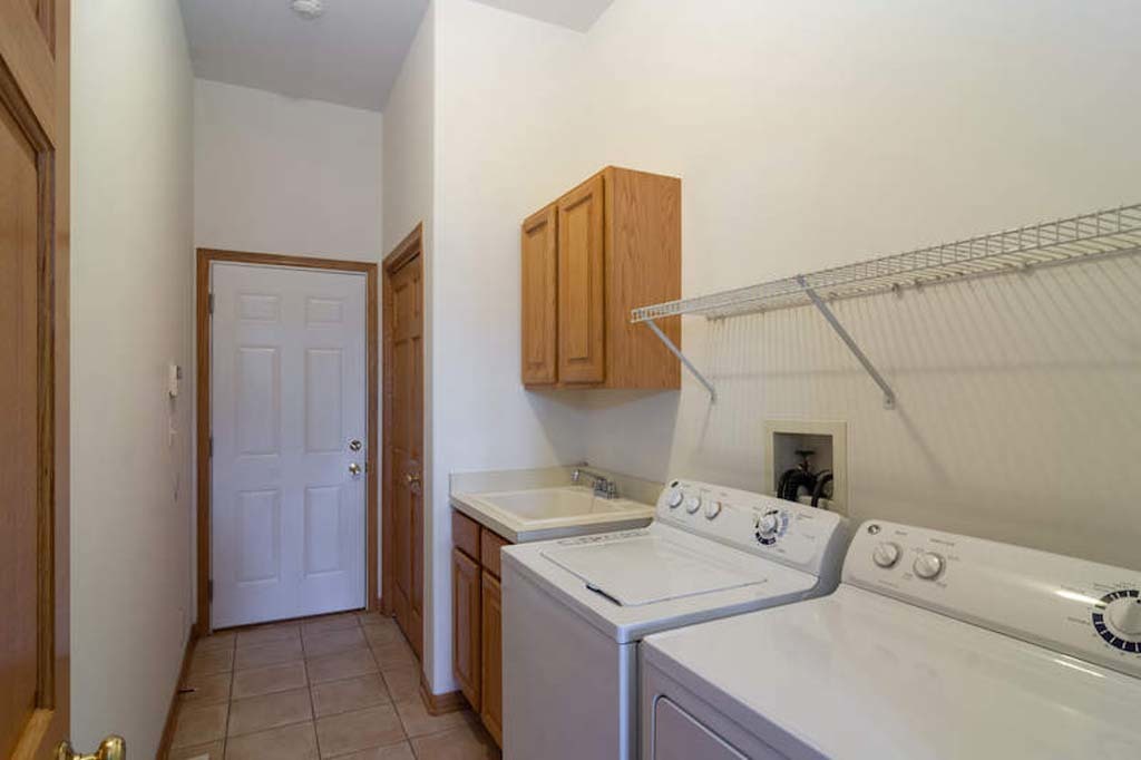 922 West Chesterfield Court Palatine, IL 60067 - Photo 10 of 19 a utility room with dryer and washer