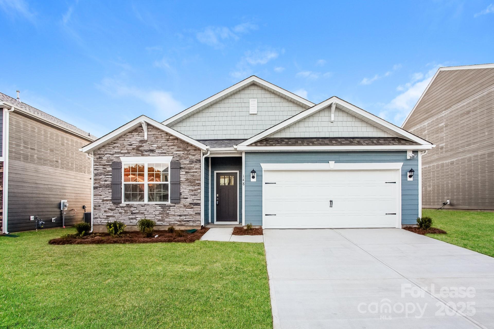 a view of a house with backyard