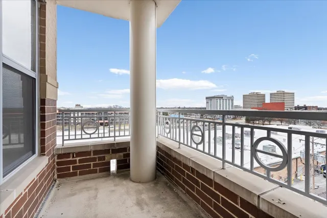 $439,000 | 9360 Skokie Boulevard, Unit 517, Skokie, IL 60077