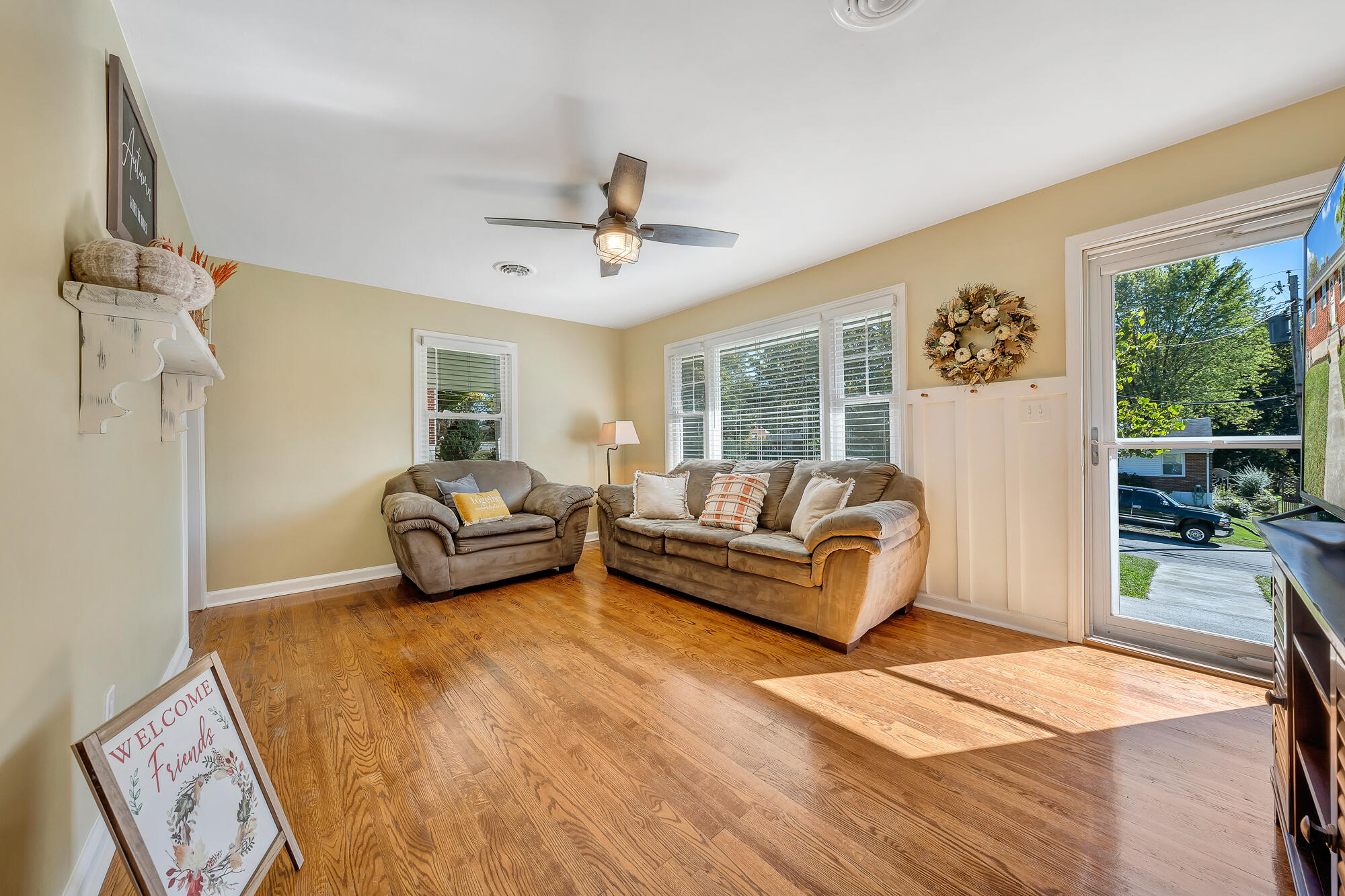 4947 Pomeroy Road Northwest Roanoke, VA 24017 - Photo 3 of 27 D R E A M-6213