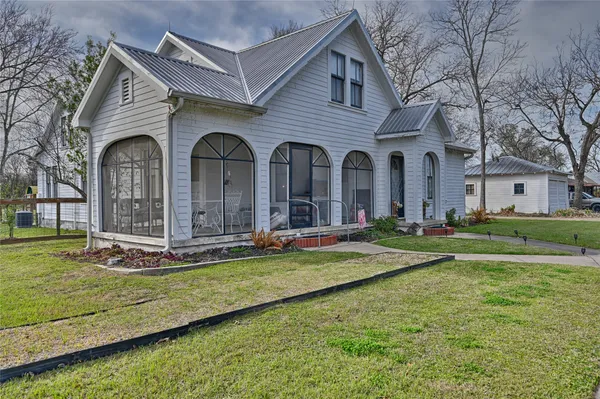 $679,000 | 215 North Hauptstrasse Street, Carmine, TX 78932