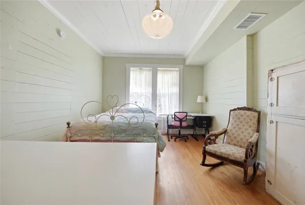 $655,000 | 215 North Hauptstrasse Street, Carmine, TX 78932