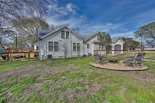 $655,000 | 215 North Hauptstrasse Street, Carmine, TX 78932