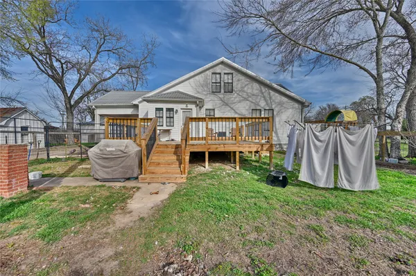 $655,000 | 215 North Hauptstrasse Street, Carmine, TX 78932
