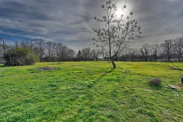 $655,000 | 215 North Hauptstrasse Street, Carmine, TX 78932