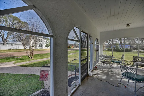 $655,000 | 215 North Hauptstrasse Street, Carmine, TX 78932
