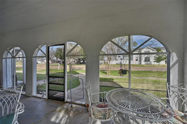 $655,000 | 215 North Hauptstrasse Street, Carmine, TX 78932