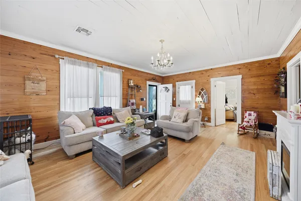 $655,000 | 215 North Hauptstrasse Street, Carmine, TX 78932