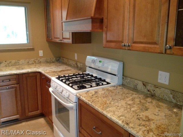 720 Ridgewood Road Rochester, MI 48306 - Photo 11 of 21 kitchen2.jpg