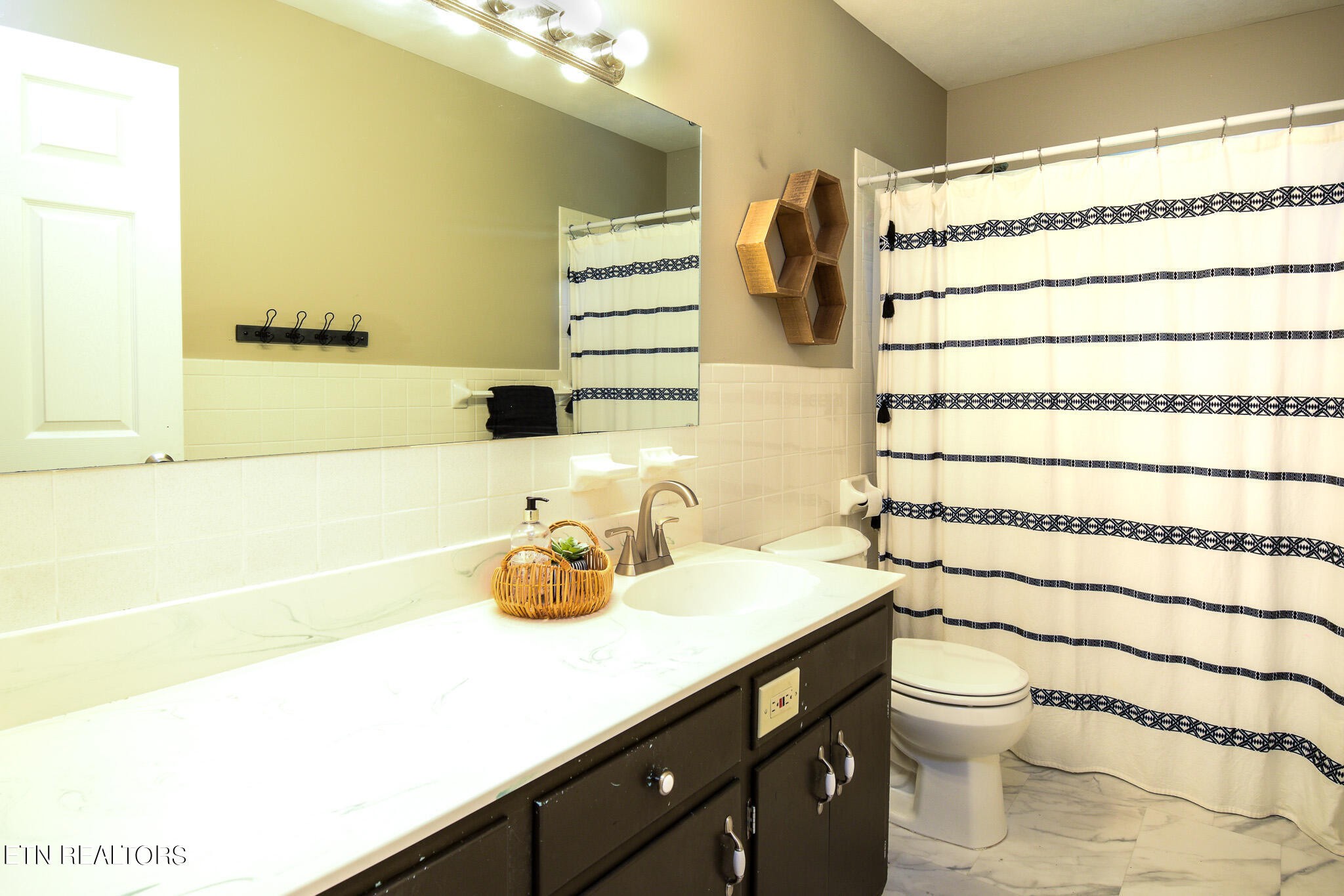 407 Delaware Avenue Oak Ridge, TN 37830 - Photo 13 of 40 a bathroom with a sink toilet and shower