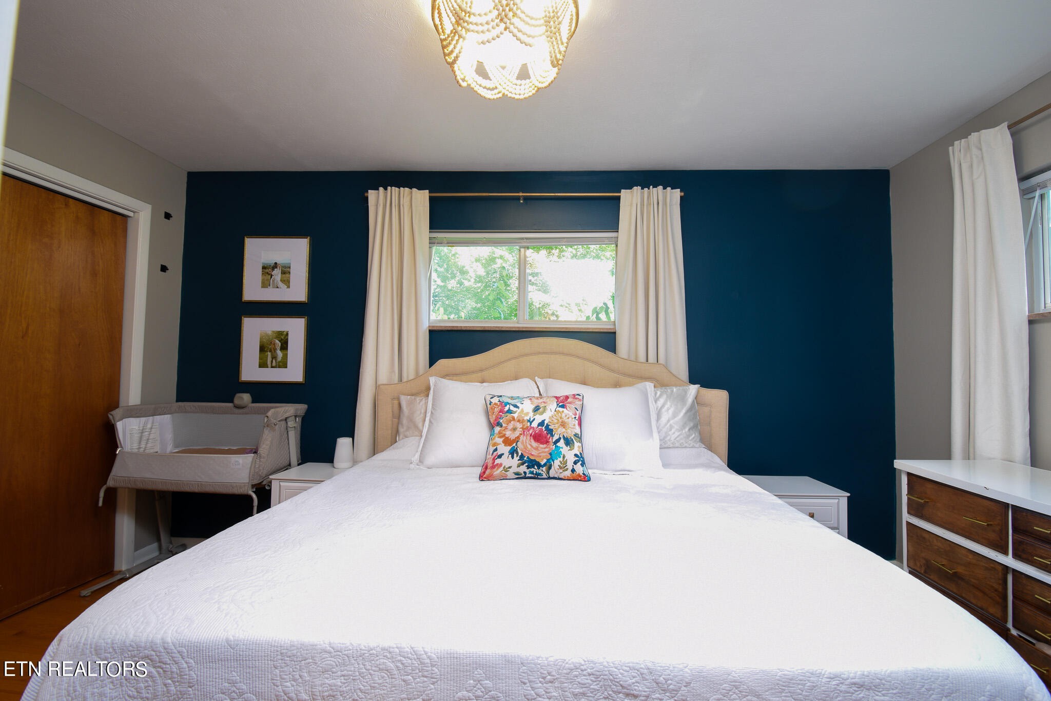 407 Delaware Avenue Oak Ridge, TN 37830 - Photo 17 of 40 a bedroom with a large bed and a large window