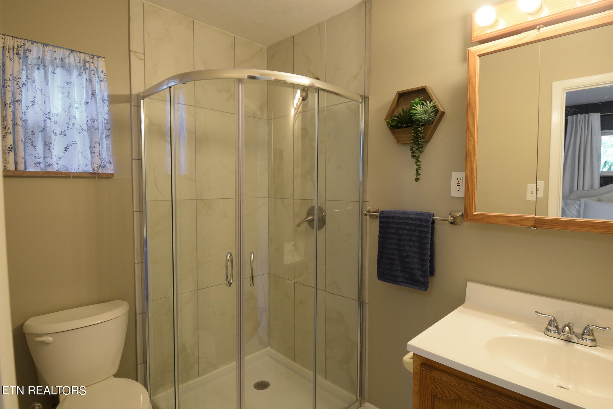 407 Delaware Avenue Oak Ridge, TN 37830 - Photo 18 of 40 a bathroom with a shower a toilet and sink