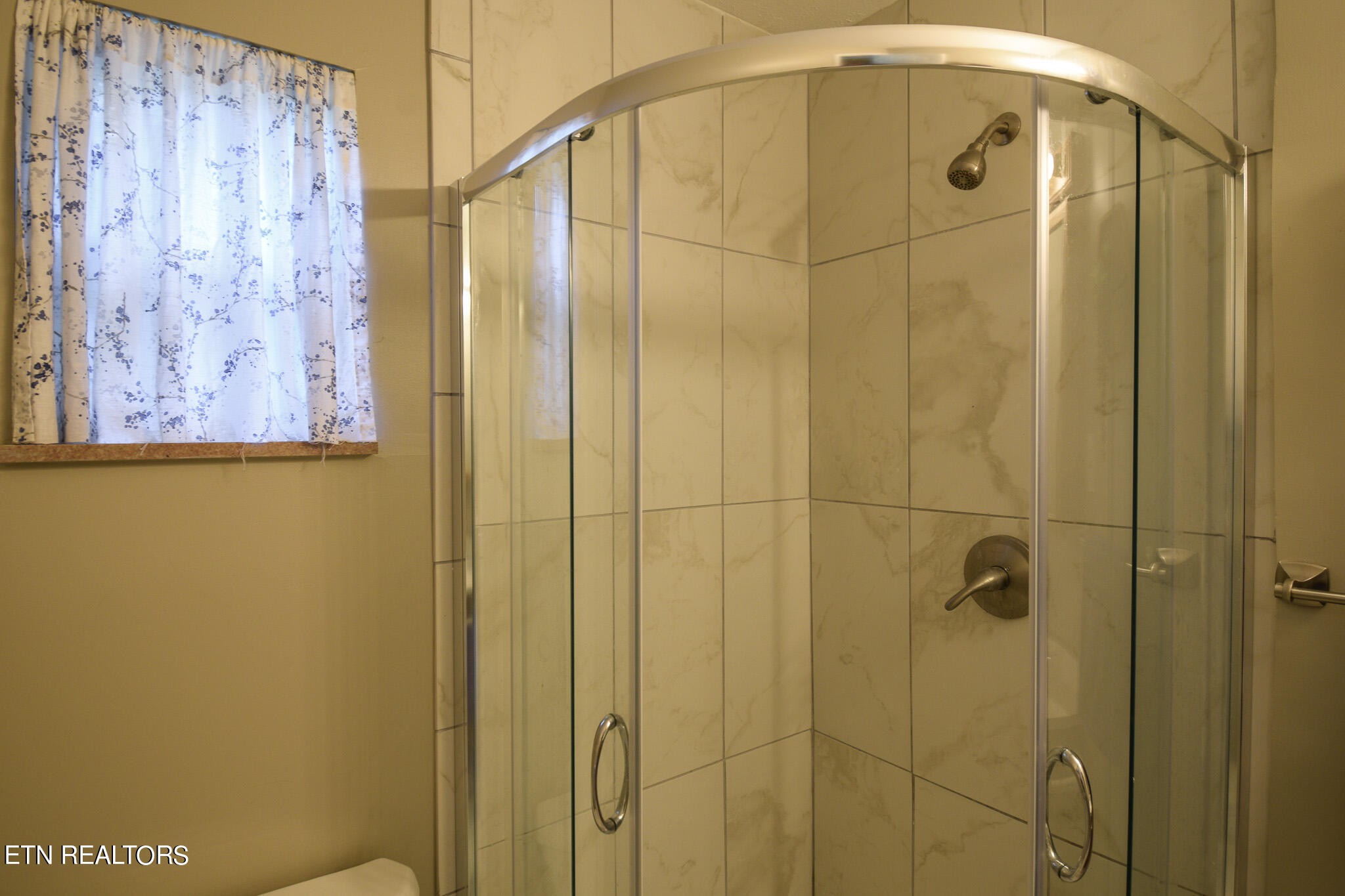 407 Delaware Avenue Oak Ridge, TN 37830 - Photo 19 of 40 a bathroom with a shower and a mirror