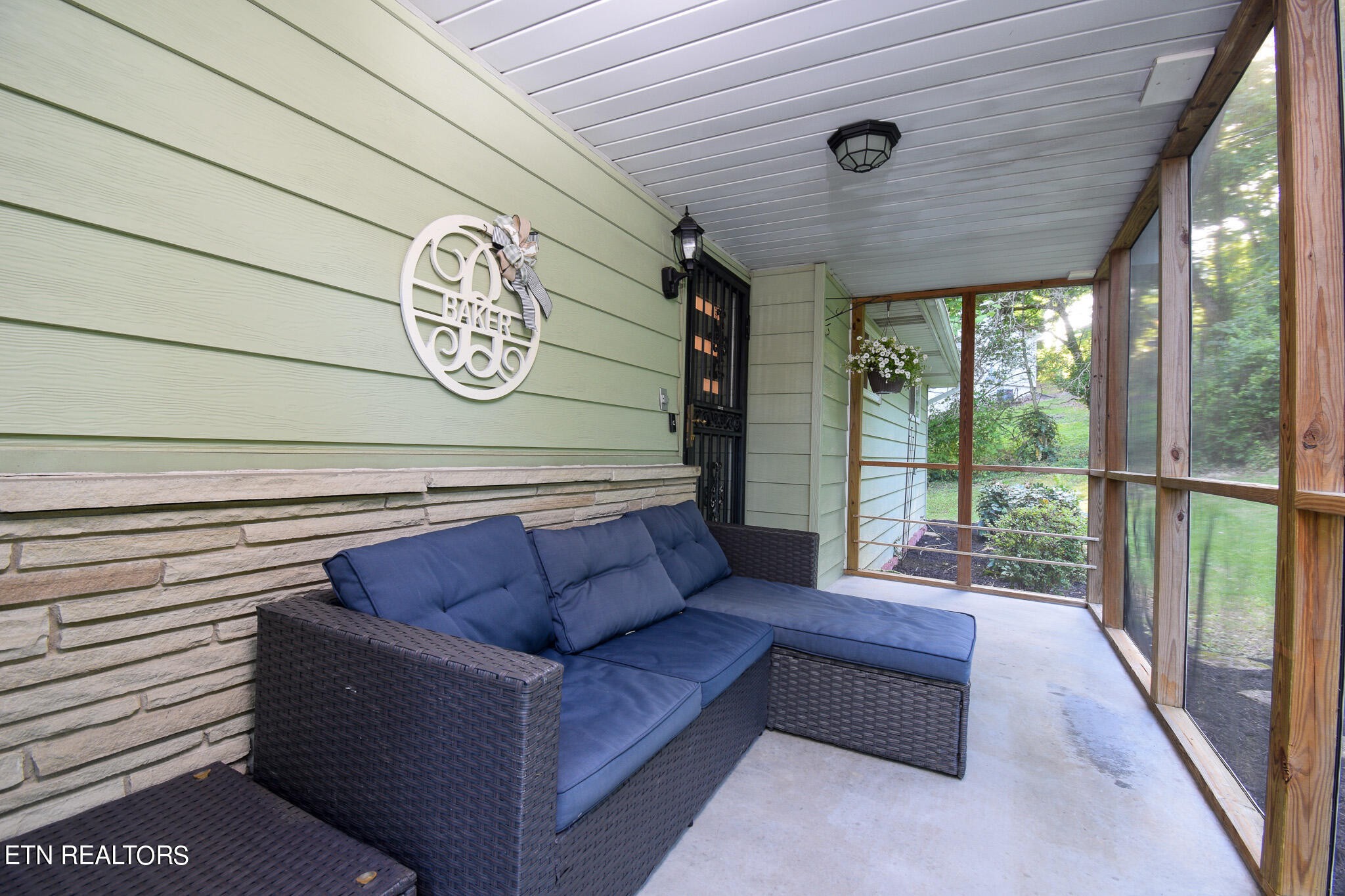 407 Delaware Avenue Oak Ridge, TN 37830 - Photo 2 of 40 a living room with furniture and a large window