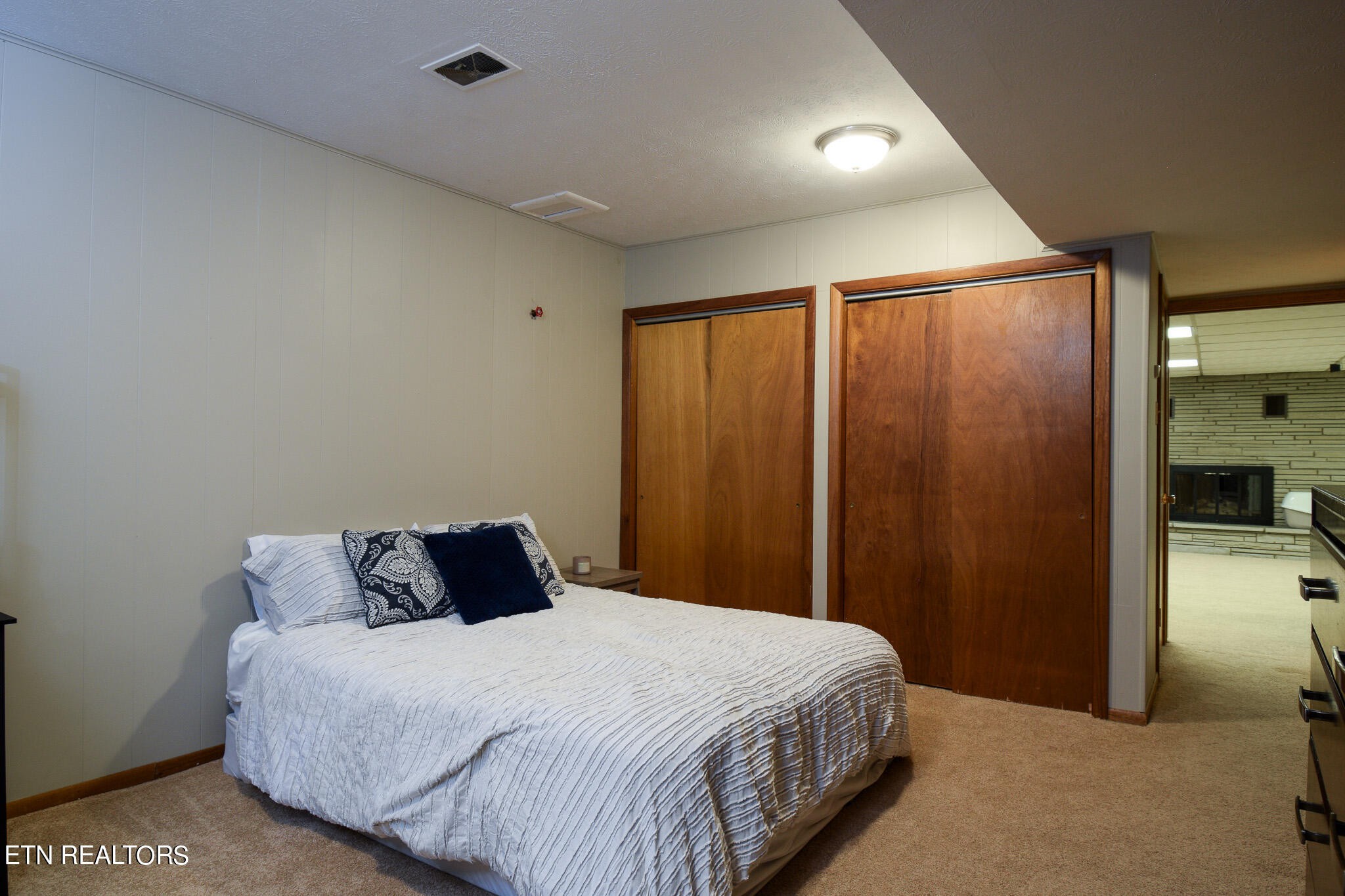 407 Delaware Avenue Oak Ridge, TN 37830 - Photo 28 of 40 a bedroom with a bed and a window