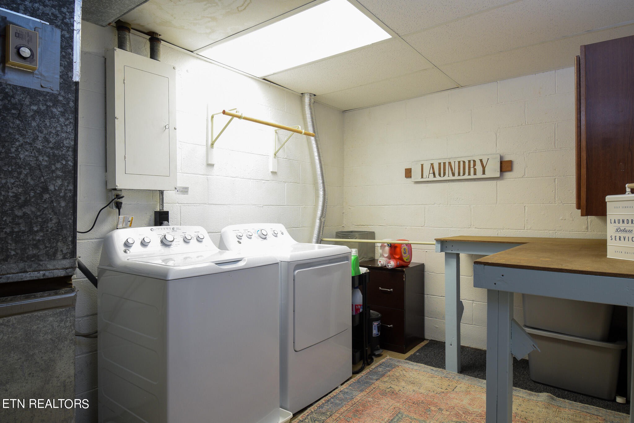 407 Delaware Avenue Oak Ridge, TN 37830 - Photo 34 of 40 a utility room with washer and dryer