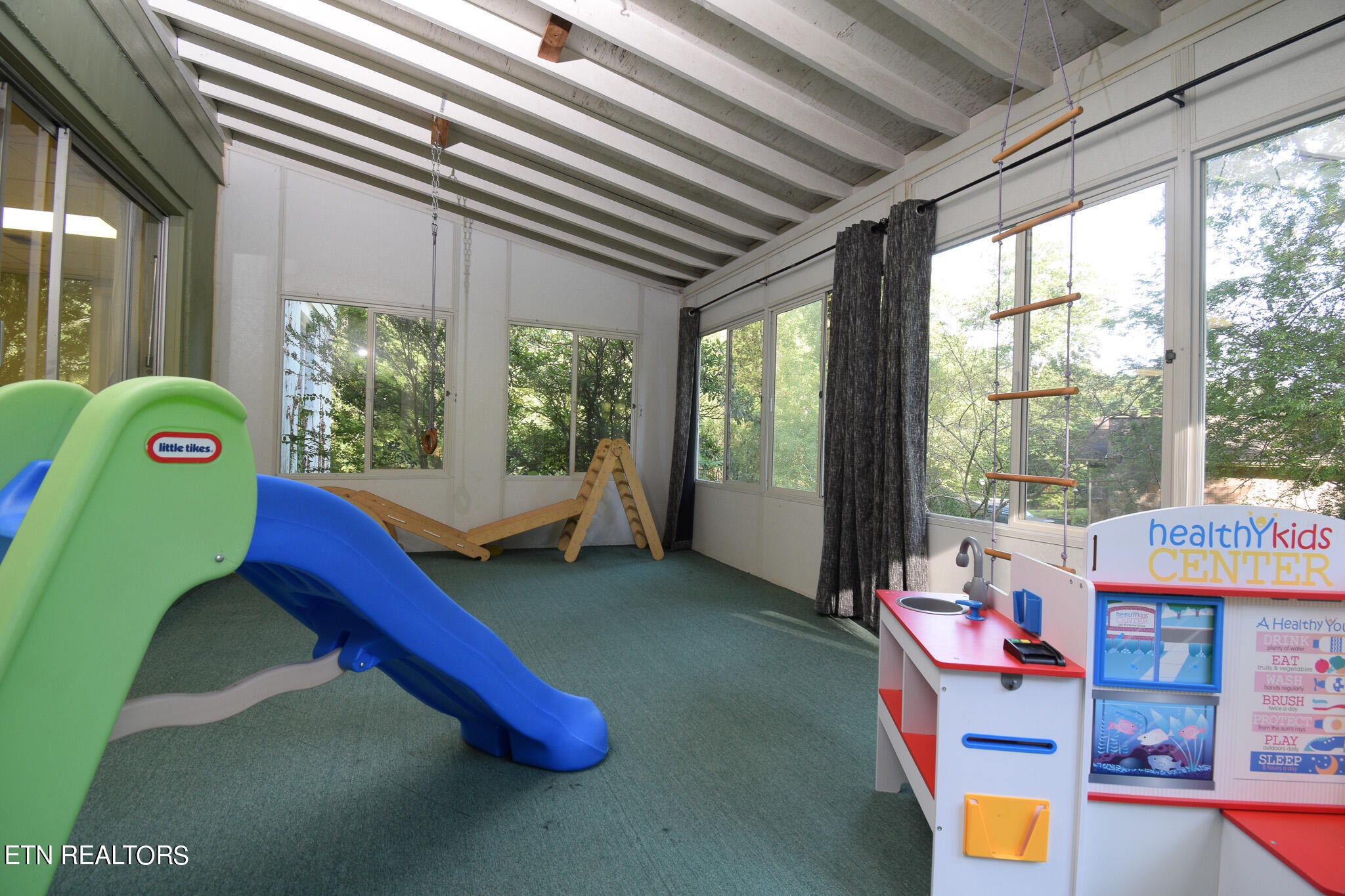 407 Delaware Avenue Oak Ridge, TN 37830 - Photo 35 of 40 a living room filled with furniture and a window