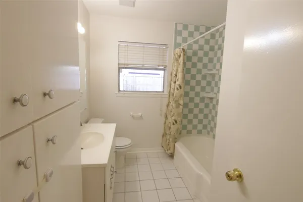 $1,650 | 7030 Sharpview Drive, Houston, TX 77074