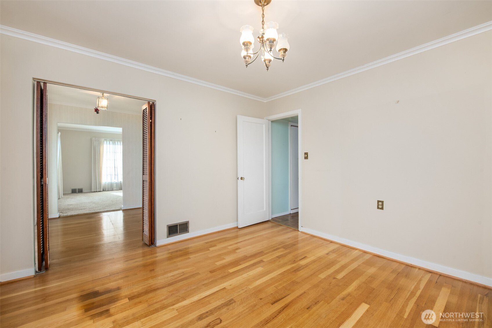 614 1st Avenue Aberdeen, WA 98520 - Photo 11 of 38 a view of empty room with wooden floor
