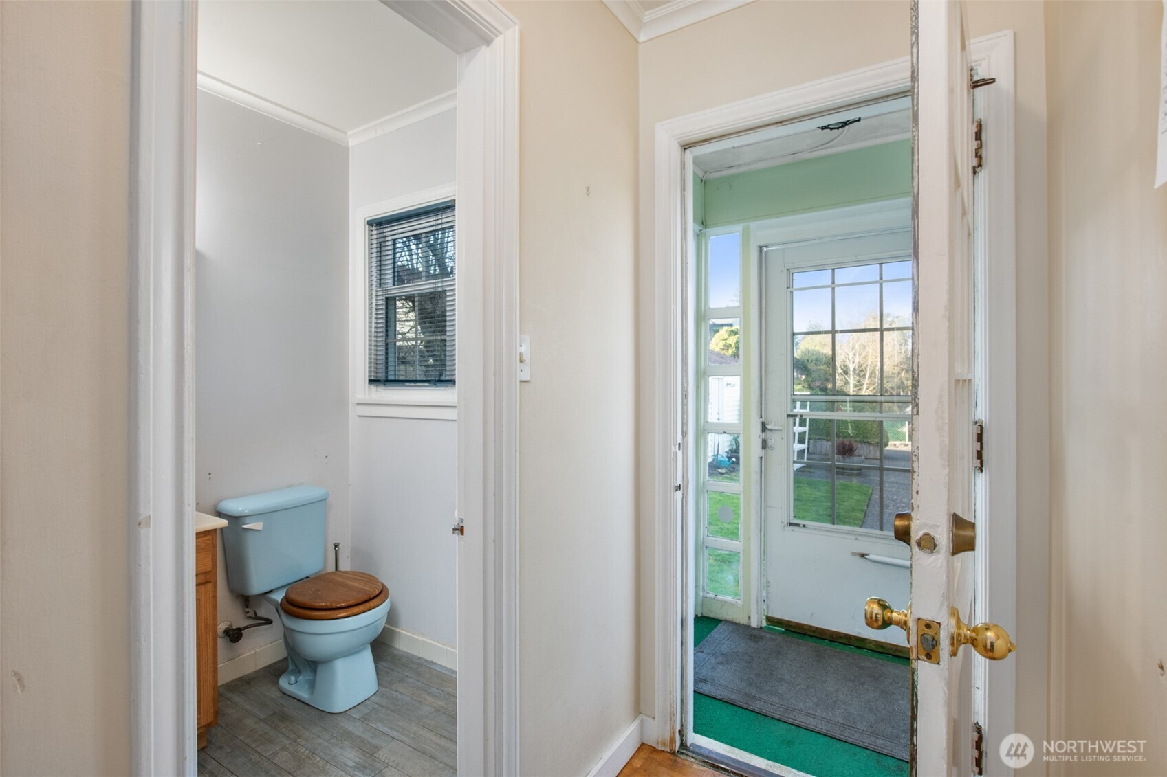 614 1st Avenue Aberdeen, WA 98520 - Photo 14 of 38 a bathroom with a toilet