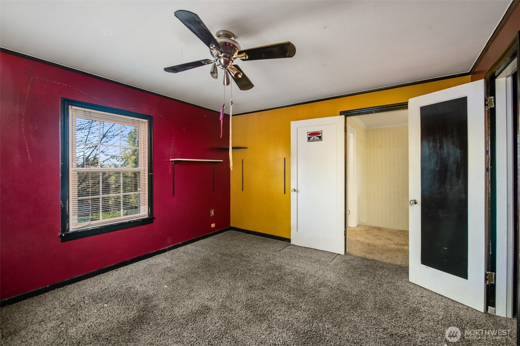 614 1st Avenue Aberdeen, WA 98520 - Photo 22 of 38 a view of an empty room with a window