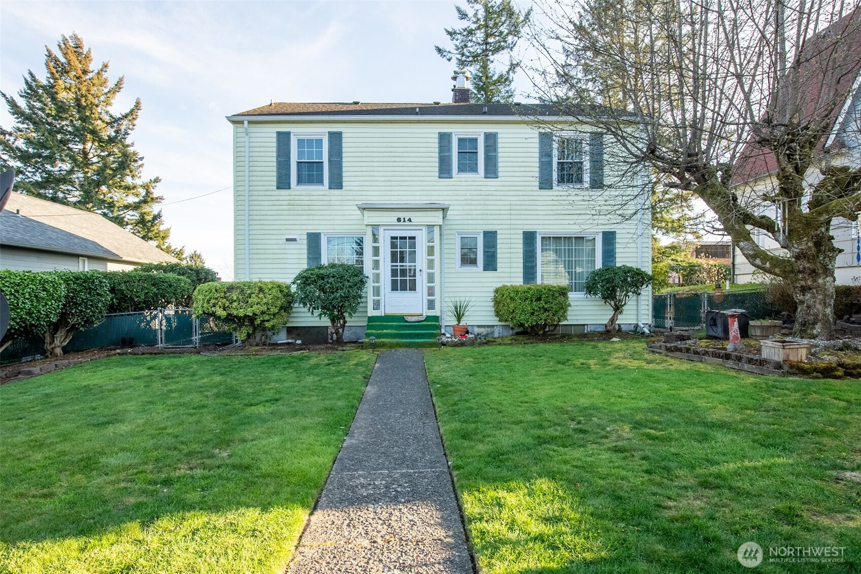 614 1st Avenue Aberdeen, WA 98520 - Photo 28 of 38 a front view of a house with a garden