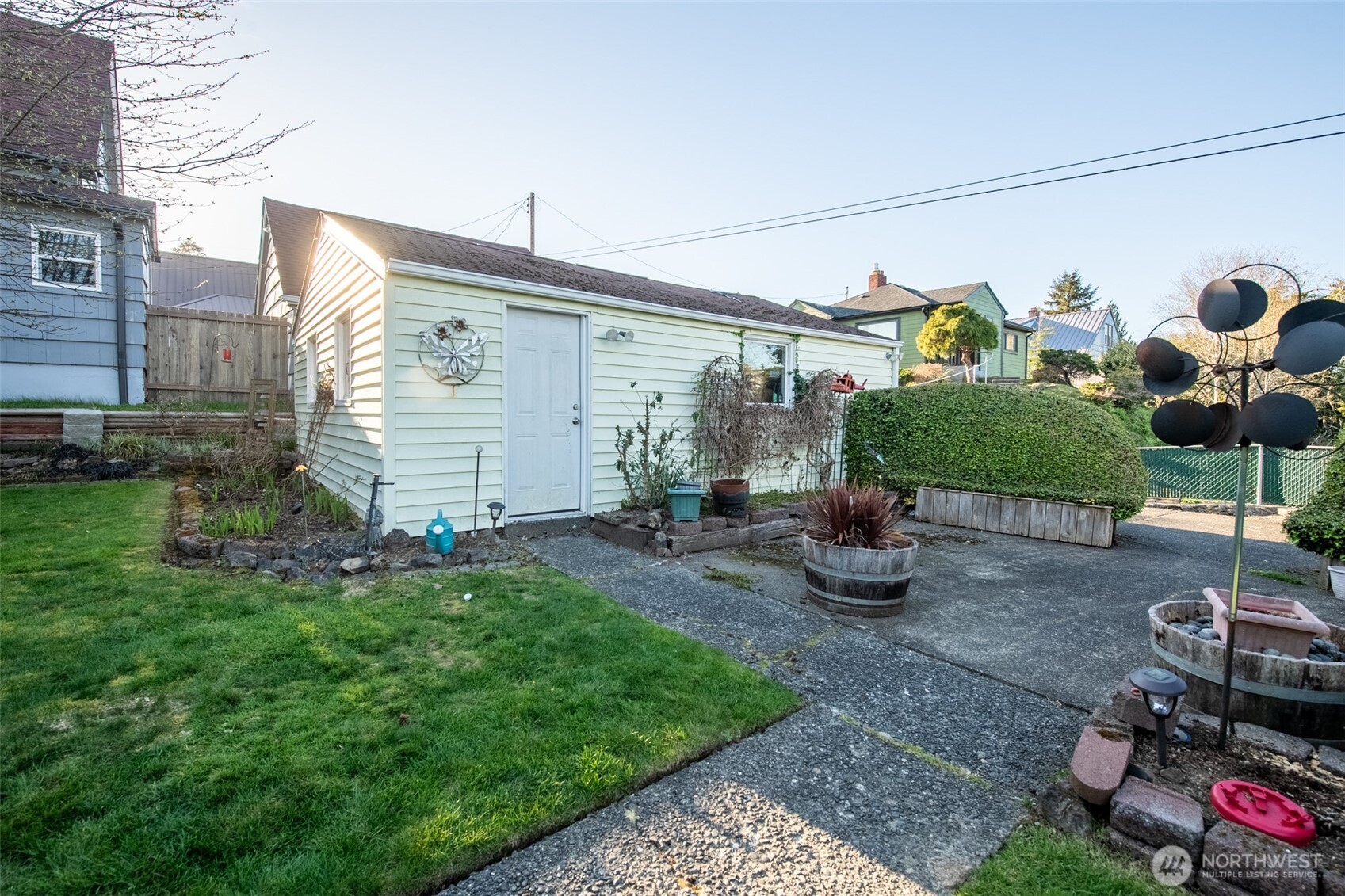 614 1st Avenue Aberdeen, WA 98520 - Photo 30 of 38 a front view of a house with garden