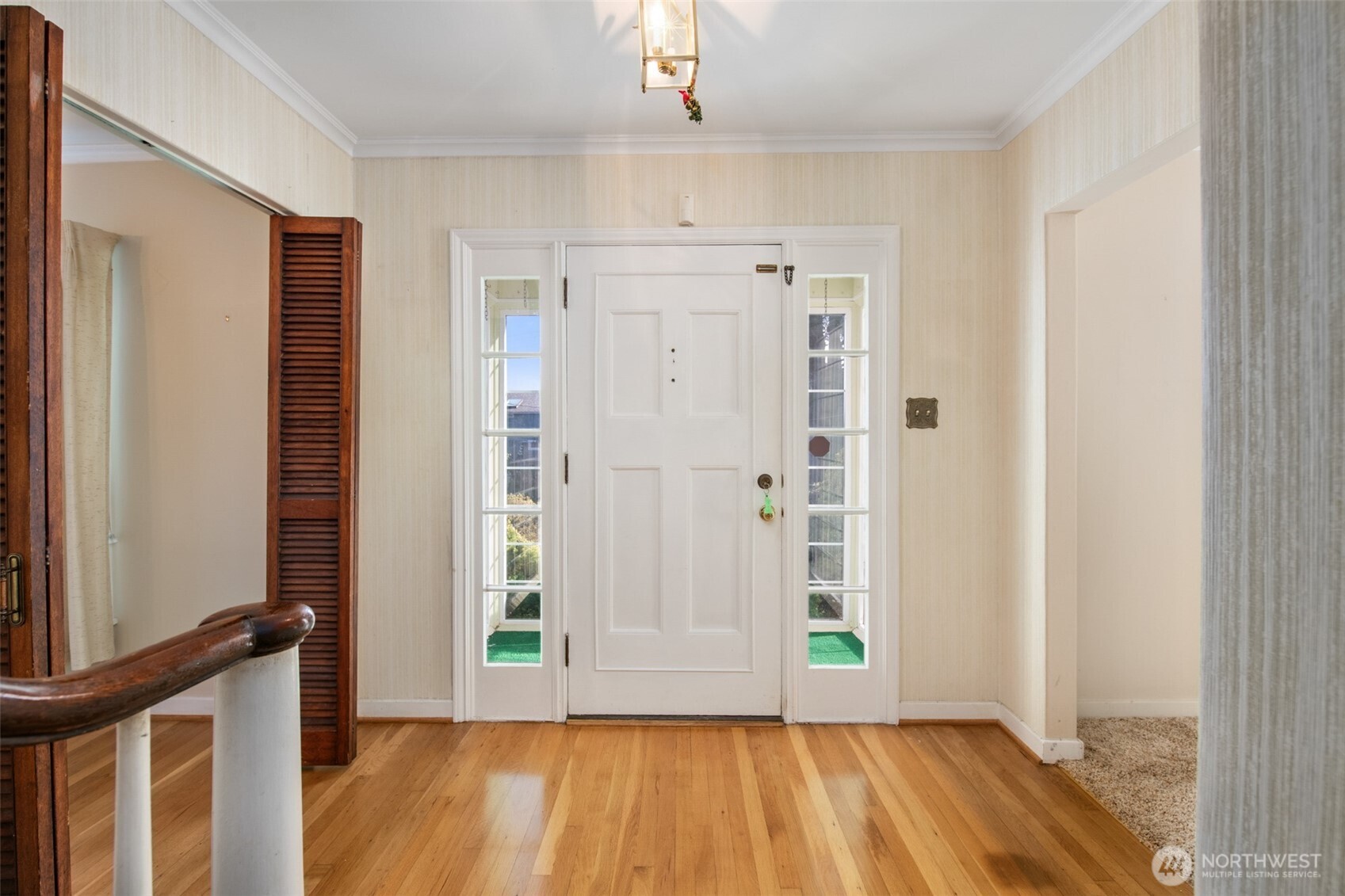 614 1st Avenue Aberdeen, WA 98520 - Photo 4 of 38 a view of front door with wooden floor