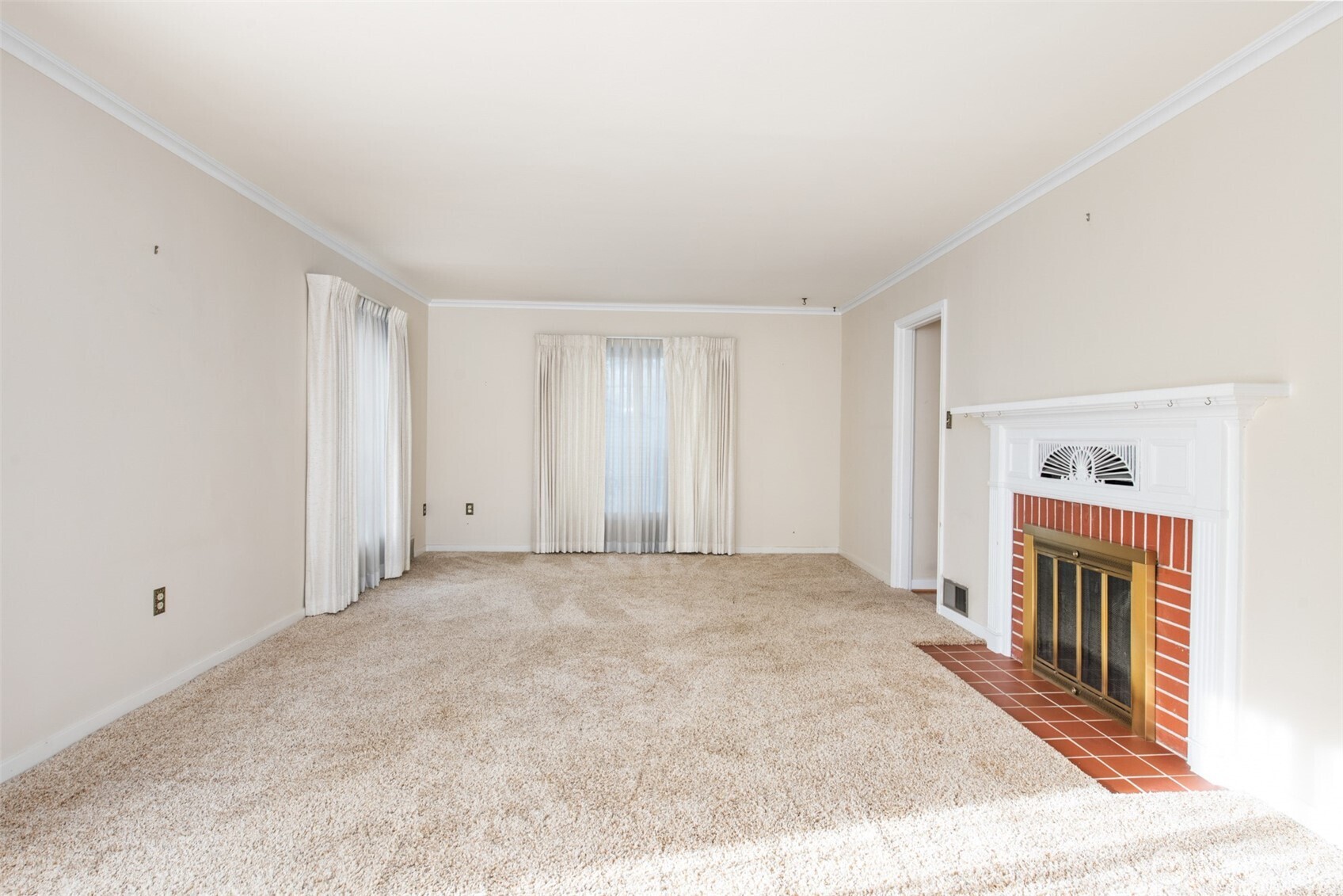 614 1st Avenue Aberdeen, WA 98520 - Photo 7 of 38 a view of a livingroom with a fireplace