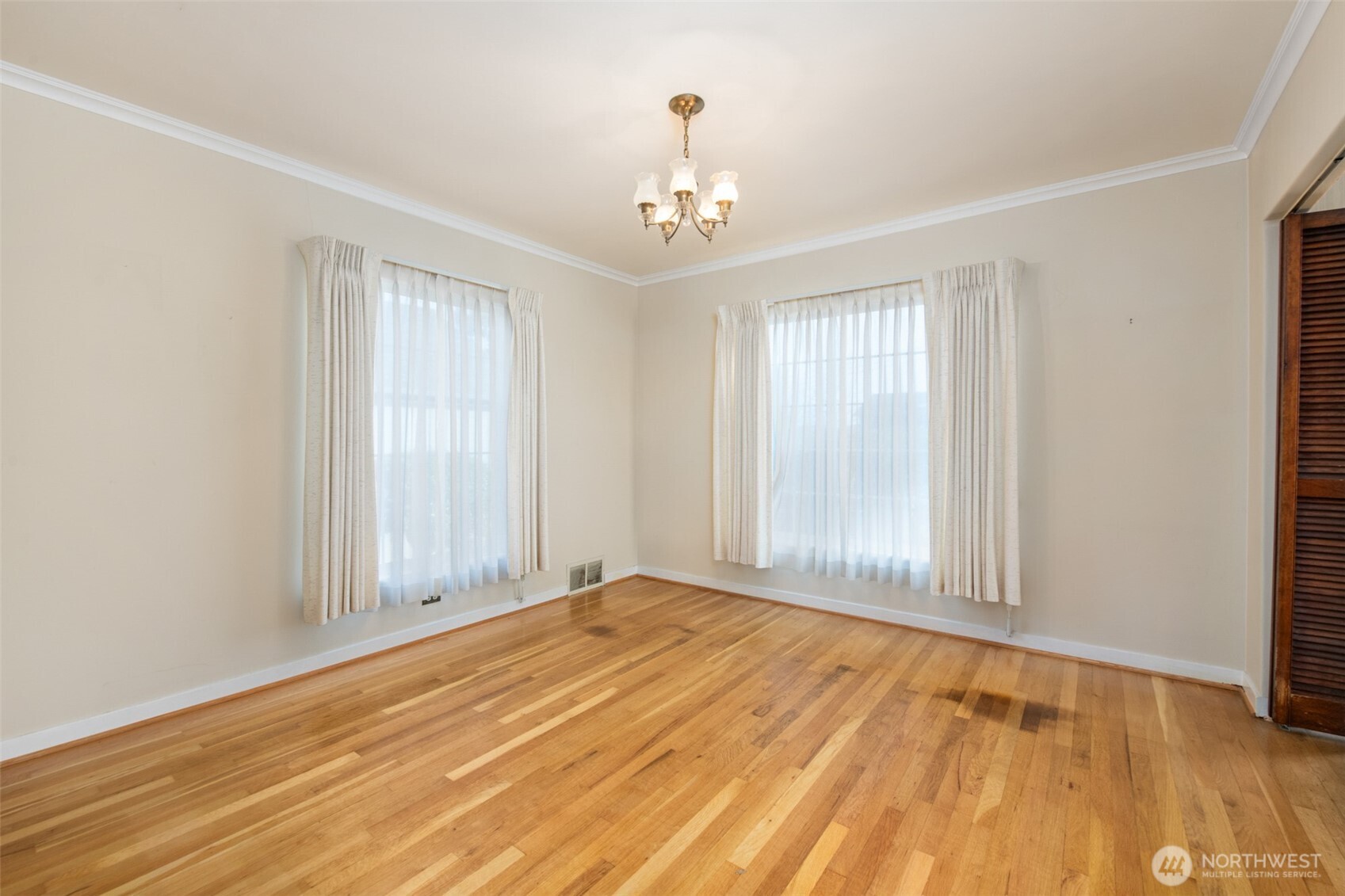 614 1st Avenue Aberdeen, WA 98520 - Photo 10 of 38 a view of an empty room with a window