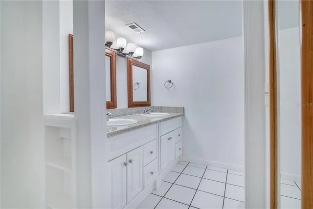 $186,999 | 1836 North Crystal Lake Drive, Unit 112, Lakeland, FL 33801