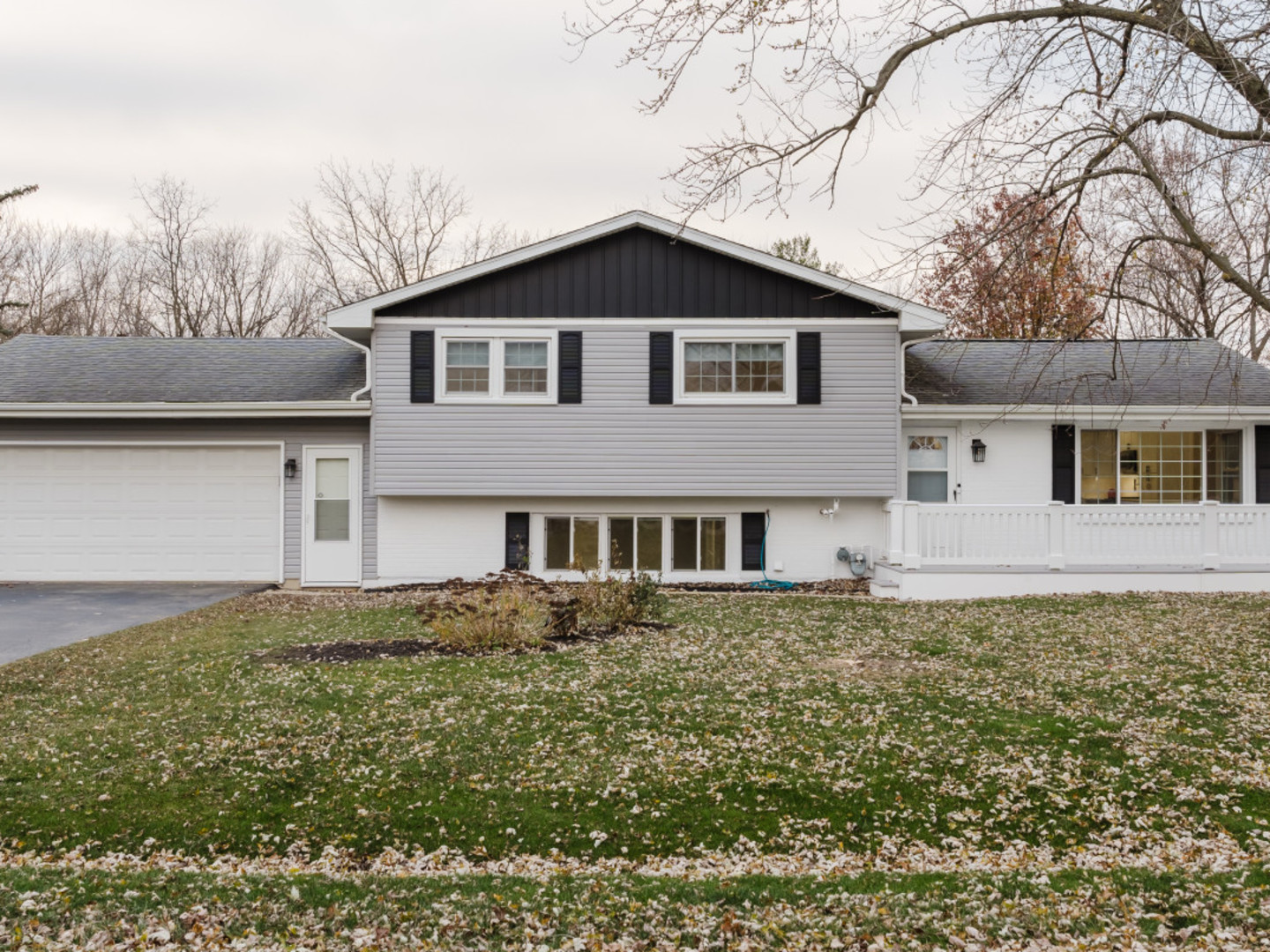 211 Roberts Road New Lenox, IL 60451 - Photo 2 of 37 a house that has a lot of windows in it