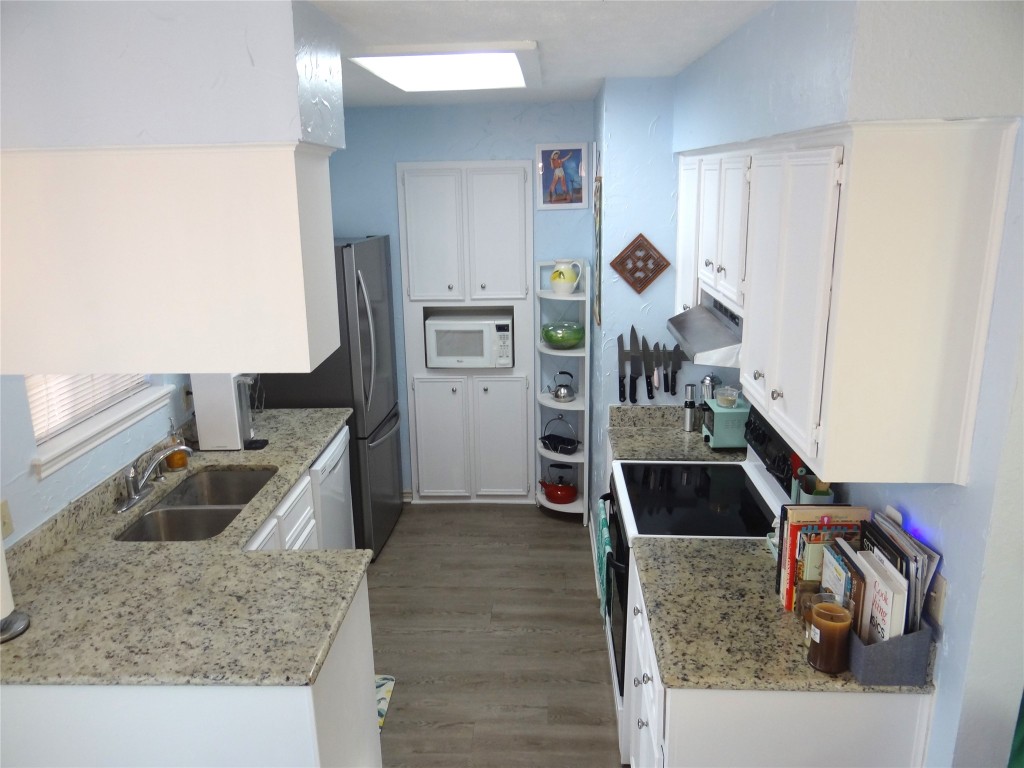 1005 North LBJ Drive, Unit B2 San Marcos, TX 78666 - Photo 4 of 13 a view of a living room and front door